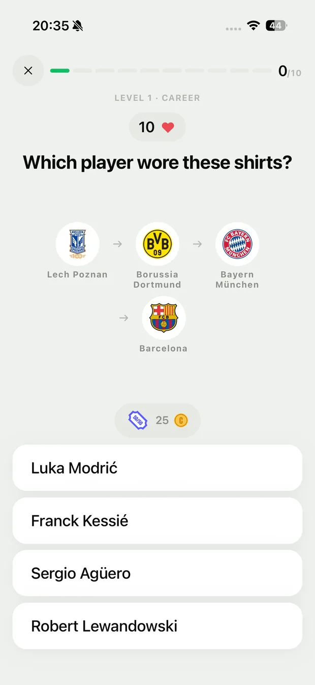 Le mode Carrière : une suite de maillots de clubs et quatre joueurs possibles.